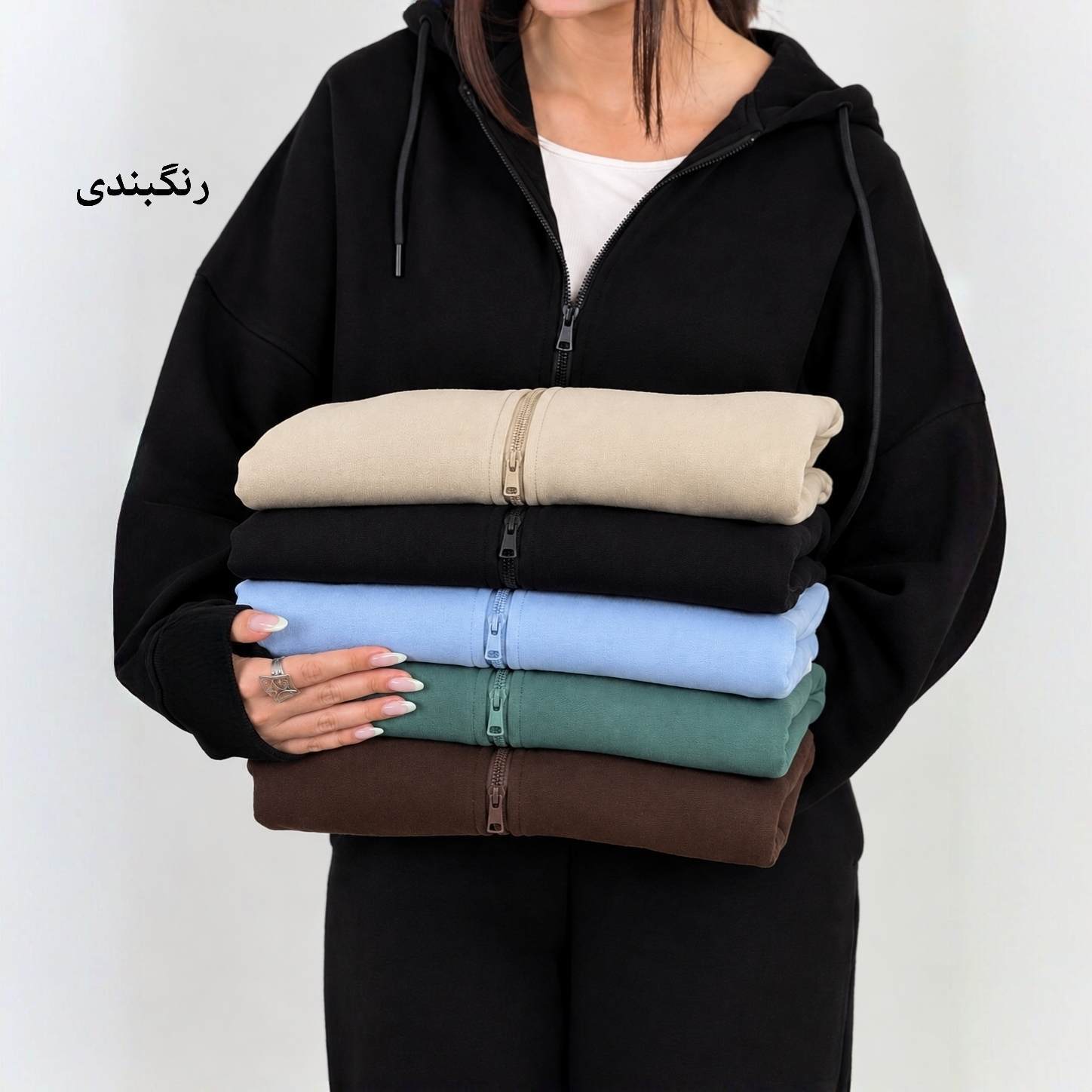  رنگبندی سویشرت زنانه زیپ کلاه دار شامل رنگ مشکی 