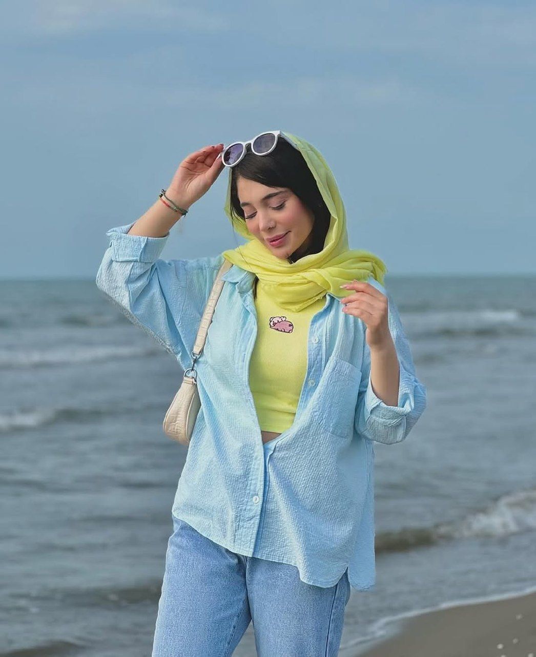 شومیز-و-شلوار-آبی-یخی-شال-و-تیشرت-سبز-فسفری