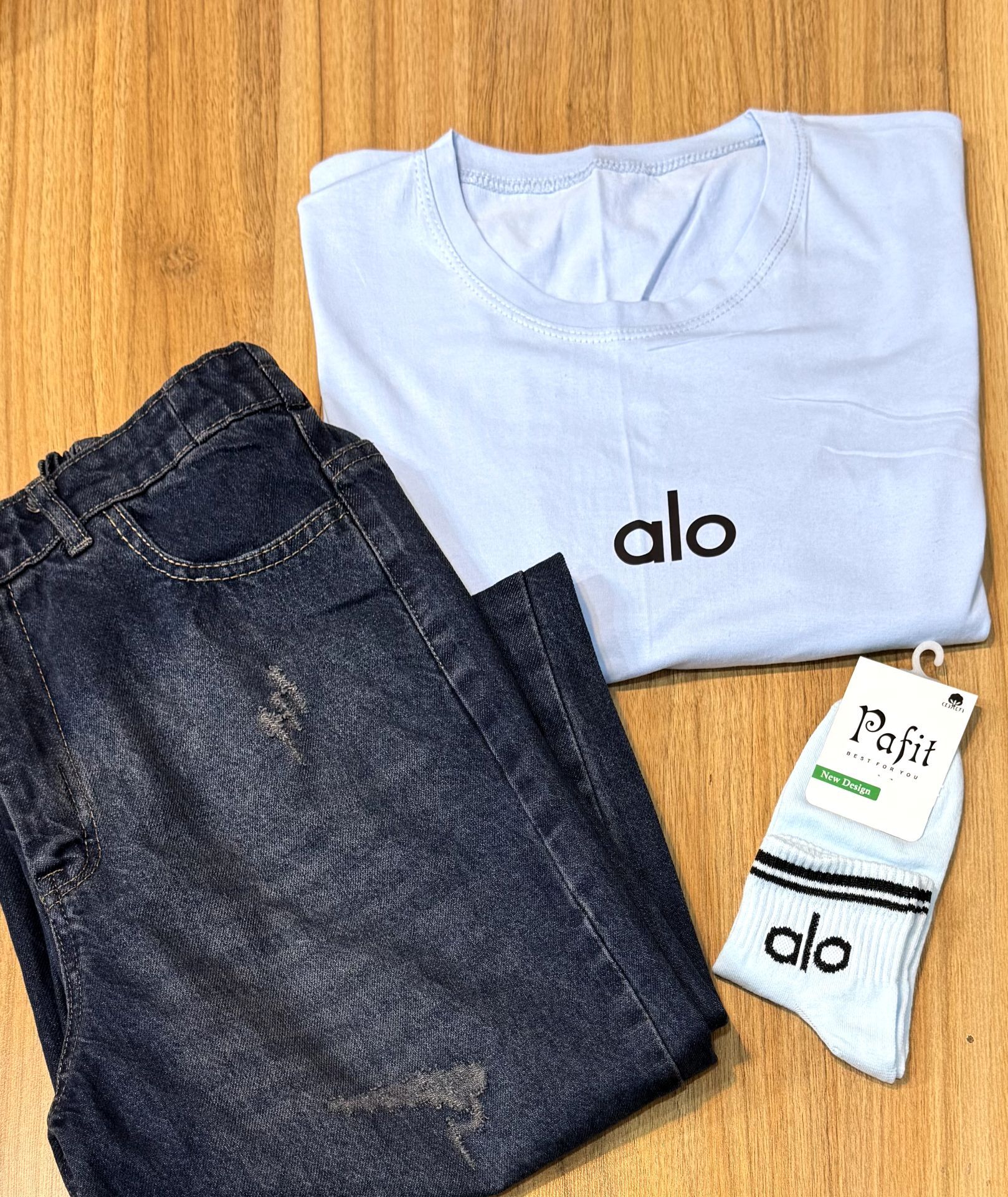 تیشرت آبی آسمانی alo+ شلوار جین + جوراب alo آبی آسمانی