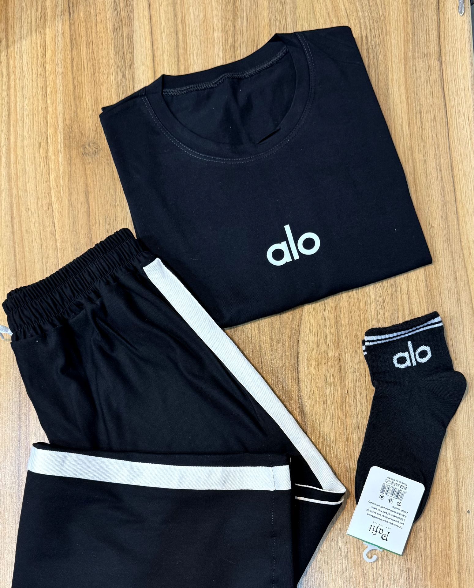 تیشرت مشکی alo+ شلوار مشکی بغل کنفی + جوراب مشکی alo
