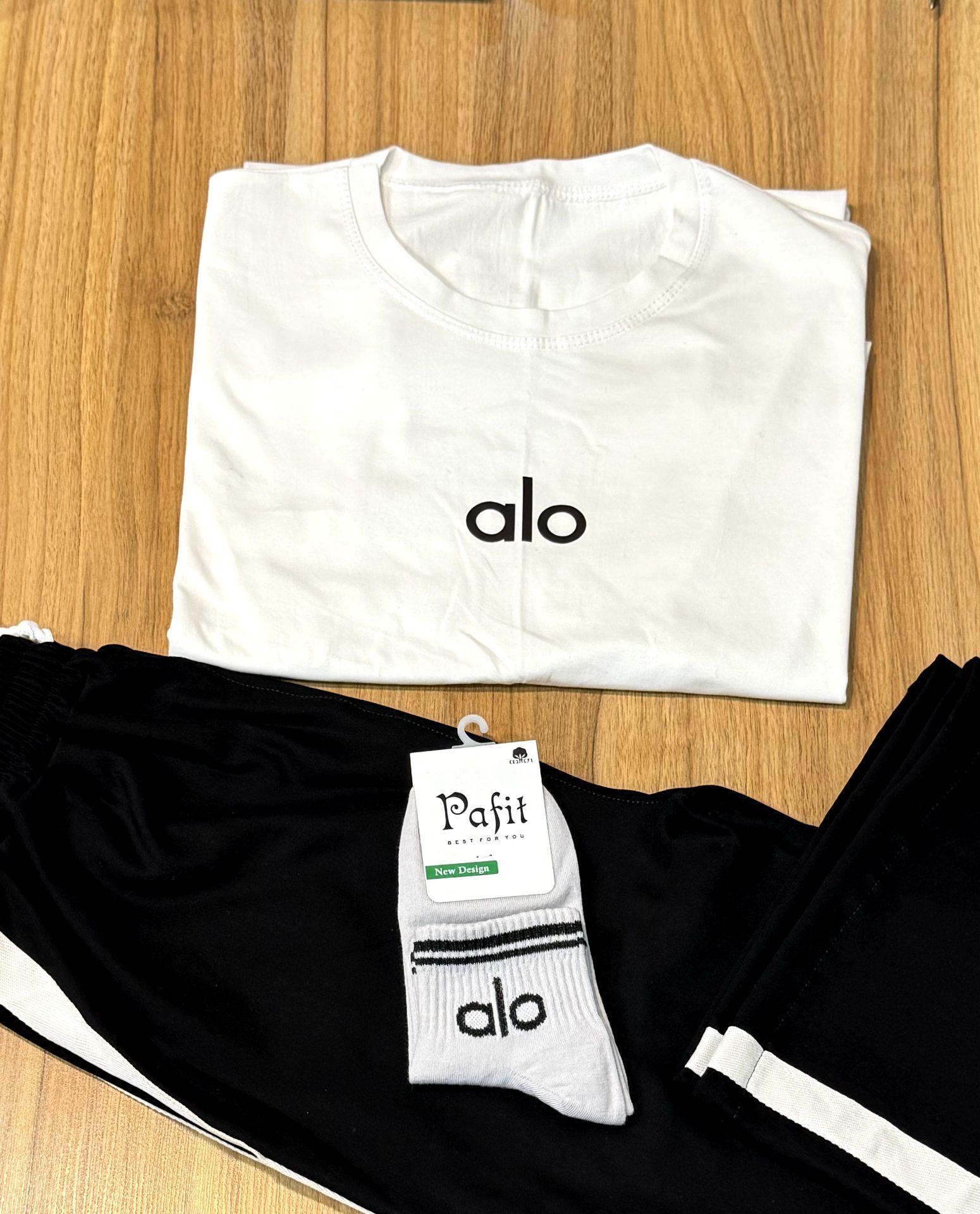 تیشرت کرم alo+ شلوار مشکی بغل کنفی + جوراب سغید alo