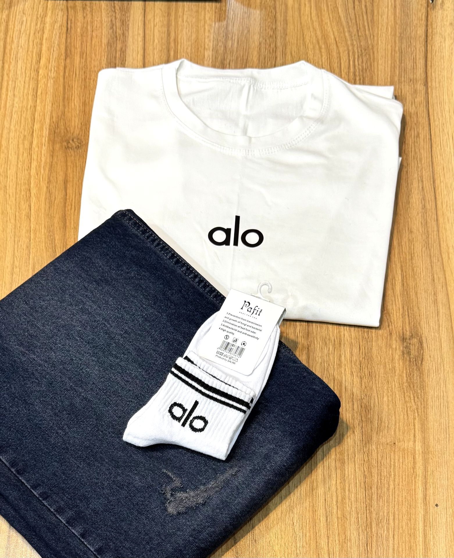 تیشرت سفید alo + شلوار جین + جوراب سفید alo