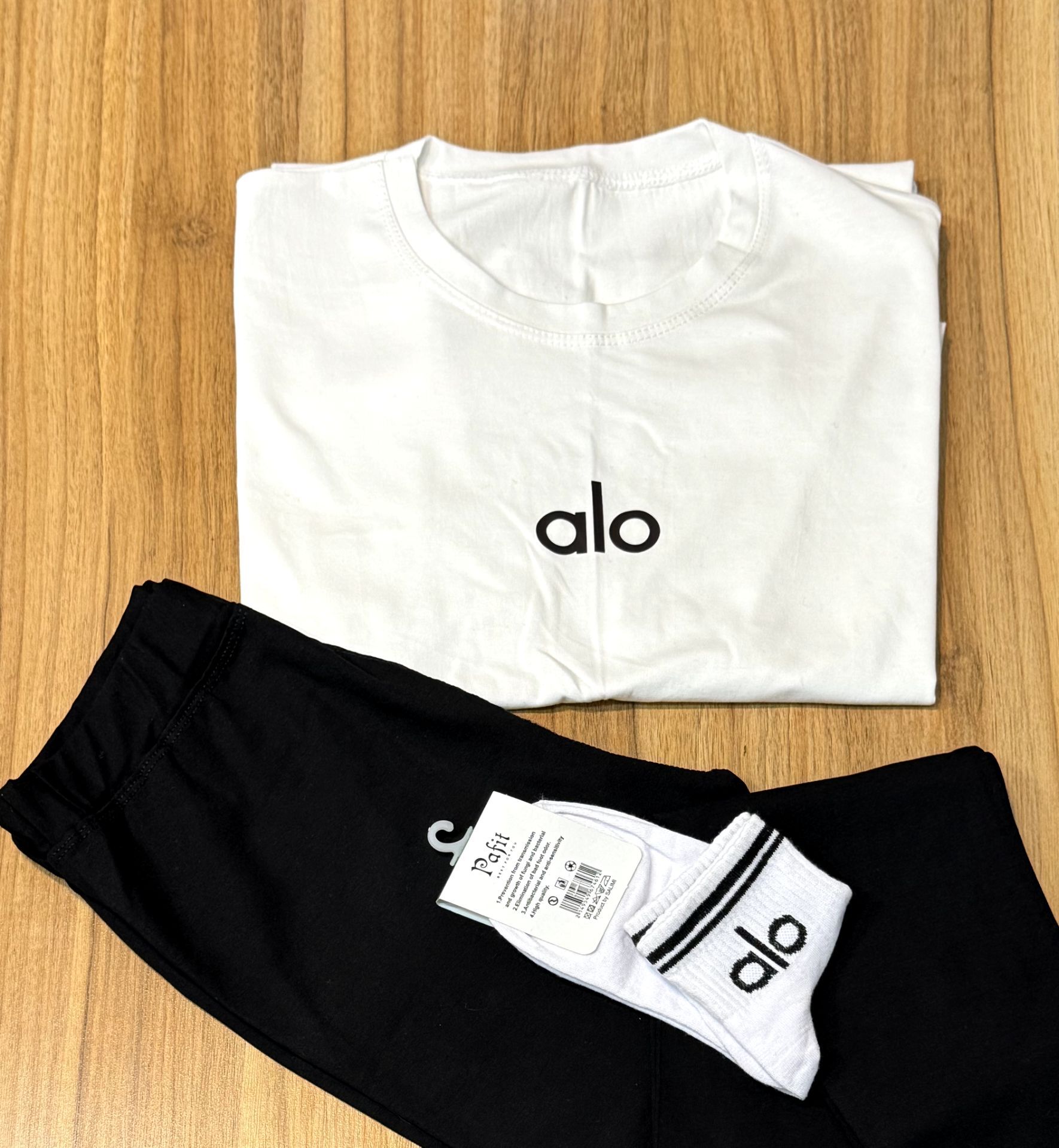 تیشرت سفید alo + لگ مشکی + جوراب سفید alo